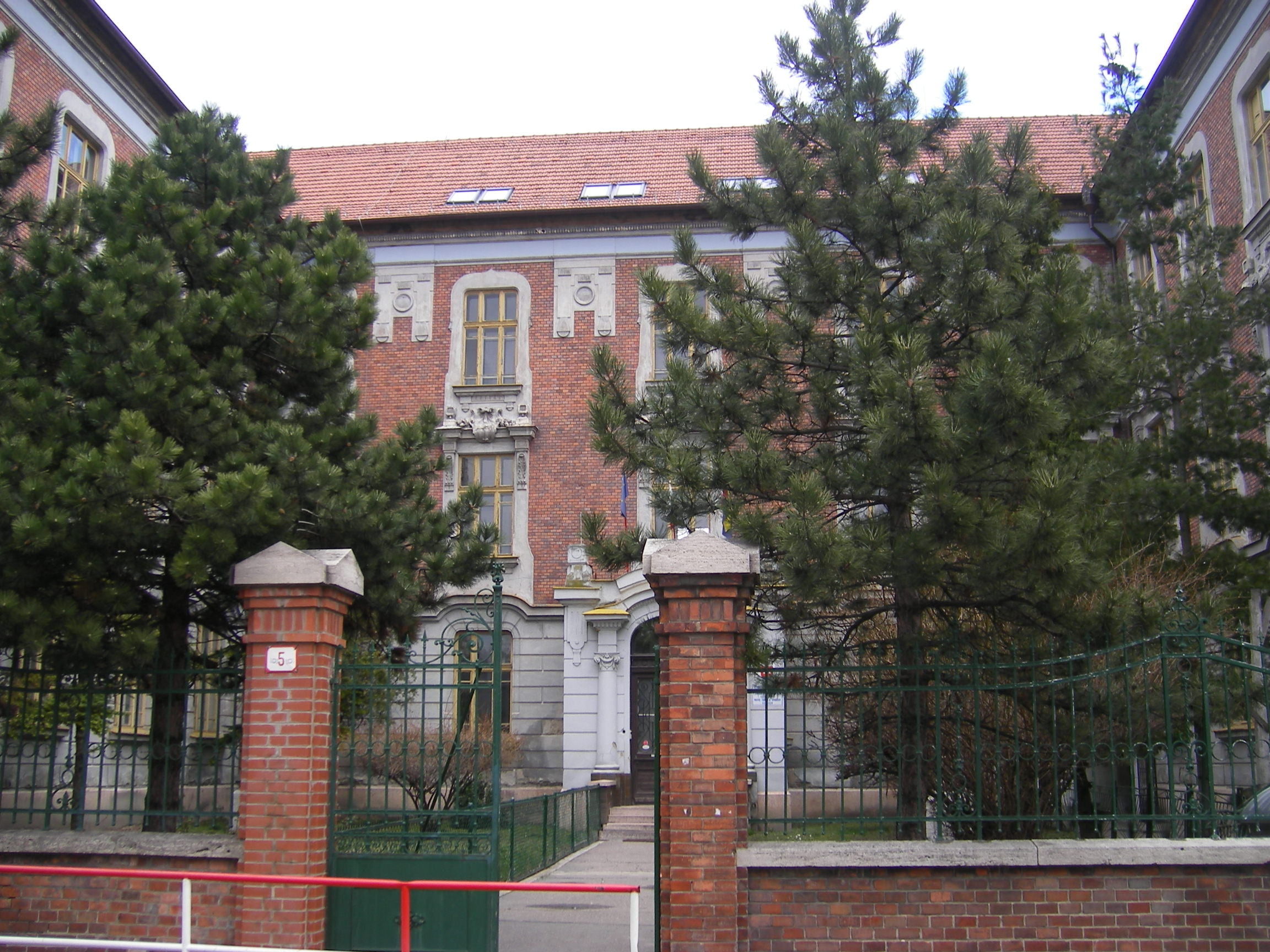Selye János Gimnázium campus photo