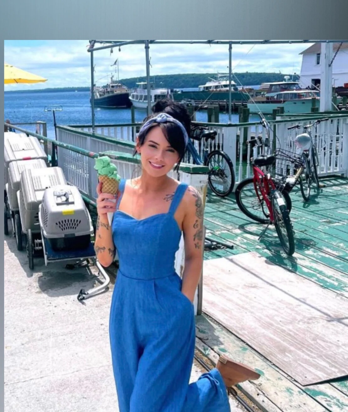 𝓚𝓪𝓻𝓵𝓲𝓮 𝓑𝓻𝓸𝓸𝓴𝓼