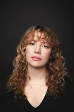 Lysandre Ménard performing classical piano on stage