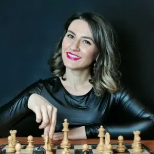 Silvia-Raluca Sgîrcea playing chess