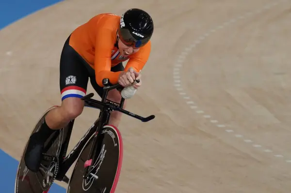 Alyda Norbruis competing in a track cycling race