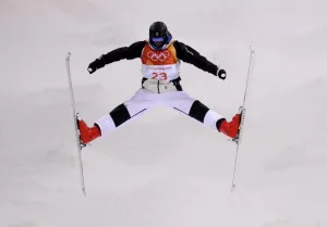 Vinjar Slåtten competing in moguls