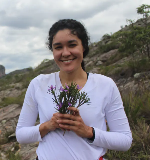Jenifer de Carvalho Lopes in a botanical research setting