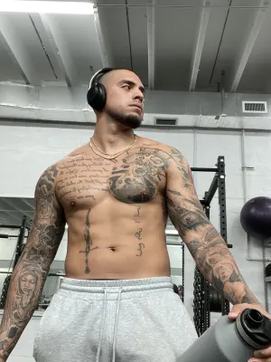 Portrait of Costaricanpapii, a U.S.-based OnlyFans creator and fitness influencer known for his confident and athletic persona.