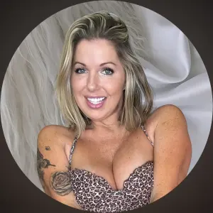 Portrait of CourtneyAnn, the Texas-based lifestyle creator known as Texas Thighs