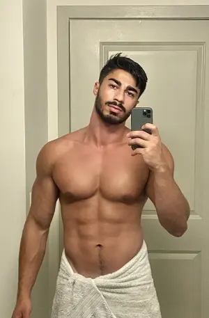 Mo Saffari fitness creator and influencer posing confidently