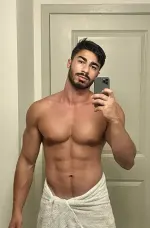 Mo Saffari fitness creator and influencer posing confidently