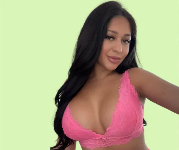 Valentina Ramirez, Colombian digital creator and influencer, posing for lifestyle content