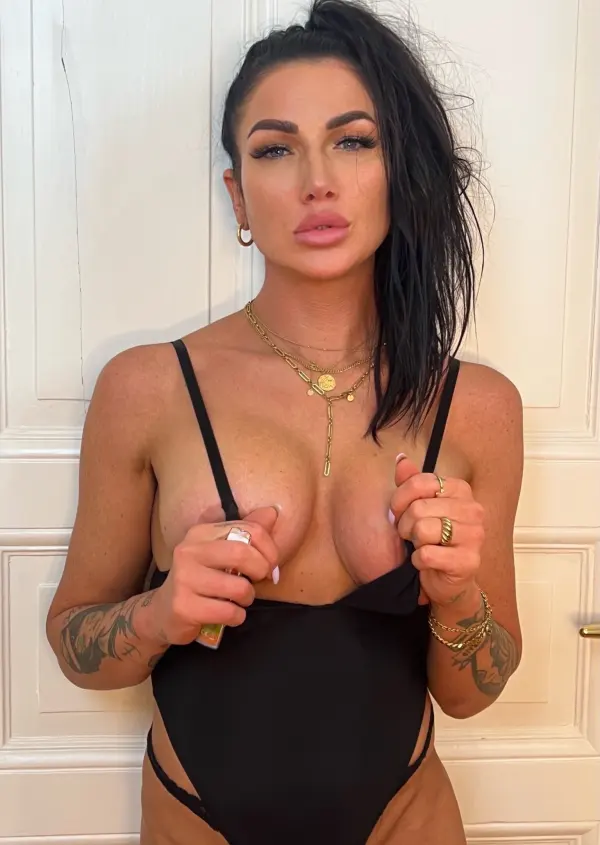 Mia Taylor, also known as xmiataylorx, posing confidently for her social media audience