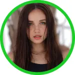 Portrait of digital creator Lizzy Youngy, known as youngy.lizzy online