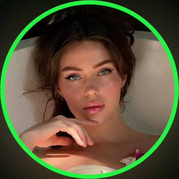 Portrait of YOUR TASHA Next Door (your.tasha), a polished digital creator with a girl-next-door aesthetic